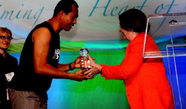 Zarni receiving the Cultivation of Harmony Award USA Oct 2015